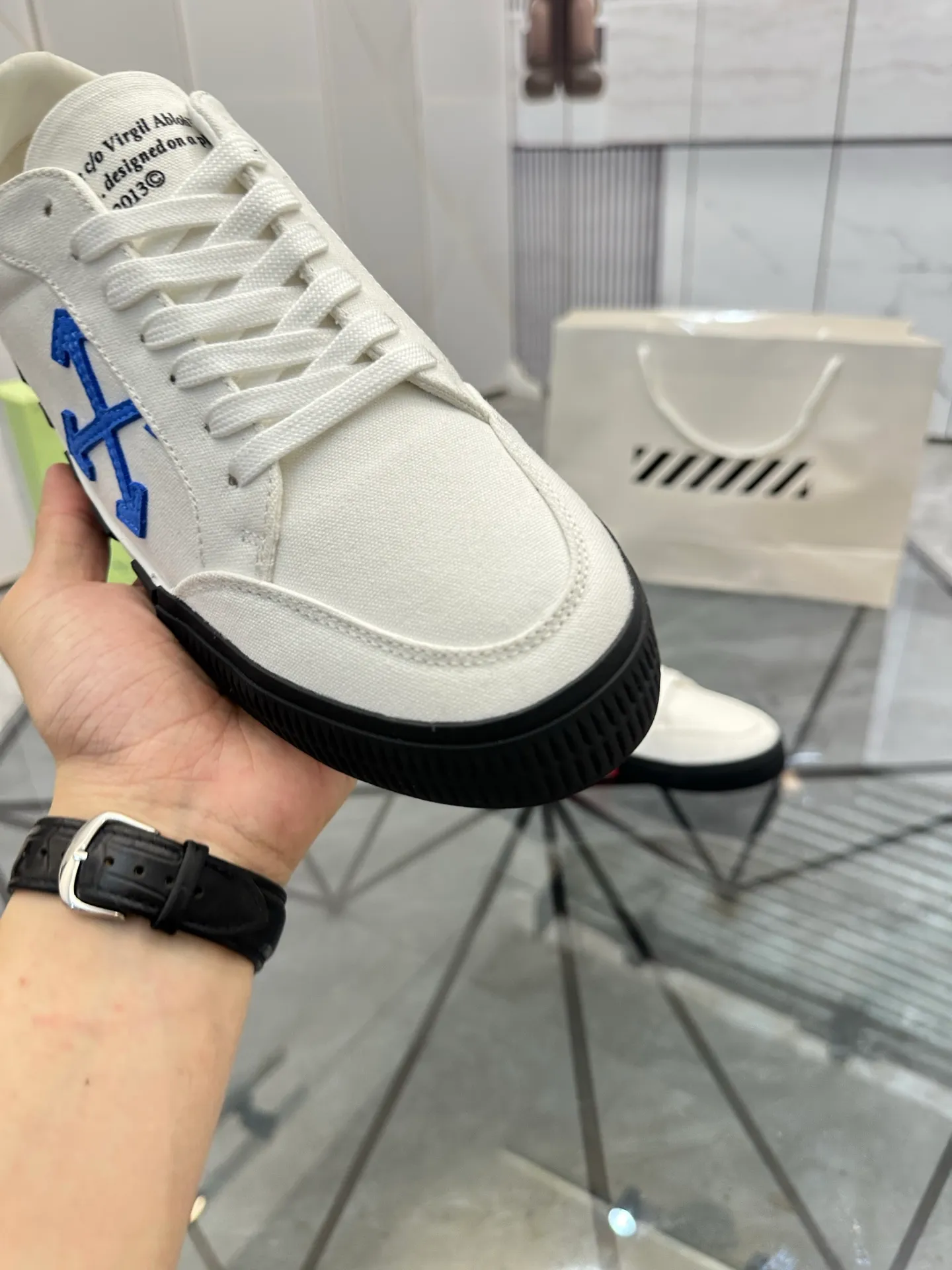 Selling men's shoes 💰: 💰P440¥ Product trademark: OFF WHITE *"OFF WHITE*" low-top casual shoes Regular size: 35-45 (can be customized to 46) Couple style Product materials: Original fabric from the upper counter, breathable lining, original outsole. No.: H203